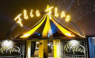 Das leuchtende Zelt von Circus Flic Flac an der Bielefelder Radrennbahn lädt auch 2025 zur spektakulären Xmas-Show ein. - Flic Flac