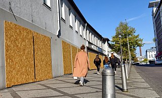 Leer sind die Läden an der Bahnhofstraße schon länger. Jetzt sind die Schaufenster mit Holz verdeckt. Bald soll die Ladenzeile abgerissen werden - für den Neubau eines Hotels. - Barbara Franke