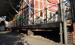 An der Südbahn: Unter der Terrasse von "Karlchens Brotschaft" wurde eine Leiche entdeckt. - Heidi Froreich