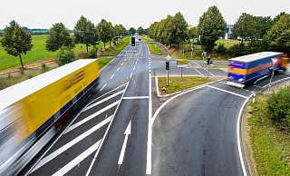 Die Bielefelder Straße (B61) zwischen Herford und Bielefeld ist vor Monaten saniert worden. Nun könnte es dort erneut zu Sperrungen kommen. - Daniel Salmon