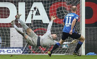 Paderborns Torschütze Sven Michel erzielt den Treffer zum 1:1 per Elfmeter gegen Rostocks Torwart Markus Kolke. - picture alliance/dpa