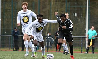 Weniger Geld: Die Spieler des Fußball-Westfalenligisten FC Preußen Espelkamp (weiße Trikots), hier im Spiel gegen Rödinghausen II, sollen neue Verträge bekommen. - Jürgen Krüger