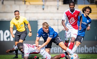 Weil Jeredy Hilterman aussortiert wurde und Roberts Uldrikis noch lange ausfällt, ist Julian Kania (M.) derzeit der einzige Mittelstürmer bei Arminia. - Sarah Jonek