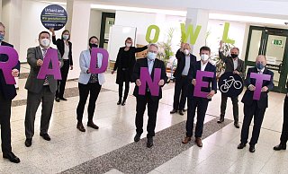 Gemeinsam fürs Radnetz: Landrat Sven-Georg Adenauer (v. l., Kreis Gütersloh), Landrat Axel Lehmann (Kreis Lippe), Annette Nothnagel (OWL GmbH), Landrätin Anna Katharina Bölling (Kreis Minden-Lübbecke), Regierungspräsidentin Judith Pirscher (Bezirksregierung Detmold), Landrat Jürgen Müller (Kreis Herford), Oberbürgermeister Pit Clausen (Stadt Bielefeld), Landrat Michael Stickeln ( Kreis Höxter), Herbert Weber (OWL GmbH), Landrat Christoph Rüther (Kreis Paderborn) und Martin Klein (Landeskreistag NRW).  - Bezirksregierung Detmold, Moseke
