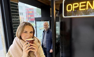 Bielefelds wahrscheinlich kleinster Kiosk "MyToGo" hat an der Ecke Friedenstraße/Alfred-Bozi-Straße geöffnet. Jonna holt sich erst einmal einen heißen Kaffee. - Neue Westfälische