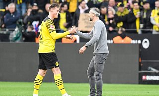 Extralob vom Coach: BVB-Trainer Marco Rose beglückwünscht Steffen Tigges. - Foto: Bernd Thissen/dpa