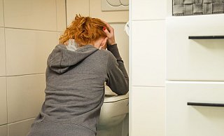 Kommen bei Brechdurchfällen Beschwerden wie starke Kreislaufprobleme, Schwindel oder Fieber hinzu, ist es ratsam einen Arzt aufzusuchen. - Christin Klose/dpa-tmn