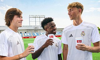 Alvaro Carreras, Vini Jr. und Dean Huijsen mit Melitta-Bechern: Auch der Zugang zu den Spielern ist Teil des Paketes. - Melitta Group