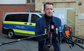 Oberstaatsanwalt Harald Nowack gibt in Rostrock bekannt, worauf viele wochenlang gewartet haben: Im Fakk des achtjährigen Fabian ist ein Haftbefehl ergangen. - Bernd Wüstneck/dpa