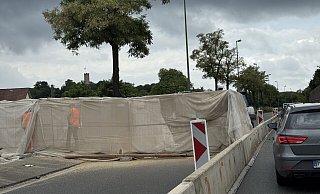 In der zeltähnlichen Einhausung mit auf dem OWD wird an der Erneuerung der Dehnungsfugen der Brücke über die Stapenhorststraße gearbeitet. - Mike-Dennis Müller In der zeltähnlichen Einhausung mit auf dem OWD wird an der Erneuerung der Dehnungsfugen der Brücke über die Stapenhorststraße gearbeitet. - Mike-Dennis Müller
