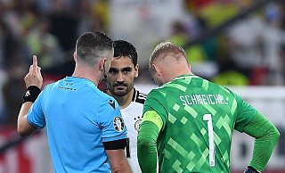 Neue Sitten: Nur die Kapitäne dürfen sich beschweren. - Revierfoto/dpa