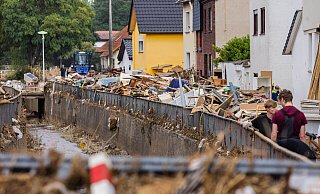 Die Bewohner von Odendorf im Rhein-Sieg-Kreis und freiwillige Helferinnen und Helfer beim Beseitigen von Schutt und Truemmern nach der Flutkatastrophe. - epd