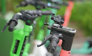 E-Scootern sind nicht ungefährlich und brauchen eine Kfz-Haftpflichtversicherung. - Marcus Brandt/dpa/dpa-tmn