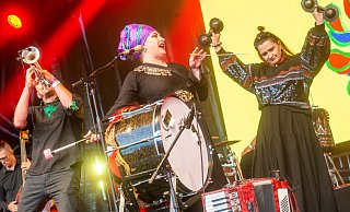 Die polnische Worldbeat-Formation „Dikanda“ sorgt am Freitagabend mit ihrer Mischung aus Musik vom Balkan, aus dem Nahen Osten, Karpaten, Orient oder Afrika für einen mitreißenden Start in die erste Festivalnacht. - Ralf Bittner