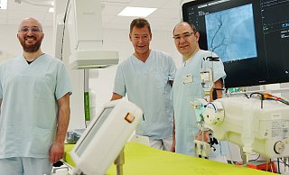 Oberarzt Lasha Gortamashvili (von links), Chefarzt Dr. Jens Völker und Oberarzt Dr. Aurel Laurentiu Iosif im neuen Herzkatheterlabor im Lukas-Krankenhaus Bünde. - Gerald Dunkel