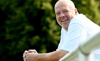 So kennt man ihn: Thomas „Hoffi“ Hoffmeister, stets gut gelaunt und freundlich, lehnt hier am Geländer des Sportplatzes in Werste. - Jürgen Krüger