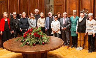 In einer Feierstunde im Großen Sitzungssaal des Herforder Rathauses zeichnet Bürgermeister Tim Kähler die Vorbilder im Ehrenamt 2025 für ihr besonderes gesellschaftliches Engagement aus. - Ralf Bittner