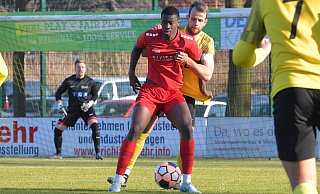 Kampf um die Tabellenführung im Spitzenspiel FC Kaunitz – VfL Theesen: Theesens Soufian Kaba (vorn) gegen Kaunitz’ Felix Frosch. - sport/presse/foto Dünhölter Kampf um die Tabellenführung im Spitzenspiel FC Kaunitz – VfL Theesen: Theesens Soufian Kaba (vorn) gegen Kaunitz’ Felix Frosch. - sport/presse/foto Dünhölter