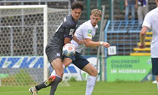 Der FC Gütersloh, hier mit Luis Frieling (r.) gegen Theo Janotta, besiegt den VfL Osnabrück im Testspiel mit 2:1. - Jens Dünhölter
