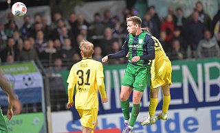 Der Treffer zum 1:0-Sieg: Güterslohs Jan-Lukas Liehr (m.) steigt unnachahmlich hoch und köpft ins lange Eck ein. - Jens Dünhölter