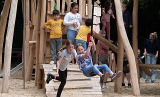 Im vergangenen Jahr hat die Gemeinde den Spielplatz "Am Dorfanger" modernisiert. Die Seilbahn, aber auch Kletterwand und Rutschen sind bei den Kinder direkt gut angekommen. - Ralf Bittner