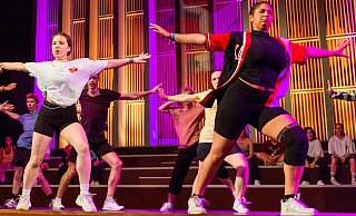 Eine Momentaufnahme vom Finale 2024: Die Gruppe präsentiert Dance Hall, das auf Jamaika entstanden ist und zu den angesagten urbanen Tänzen gehört. Das Tanzfestival Bielefeld ist ein Magnet für Tanzfans aus ganz OWL. - Ralf Bittner