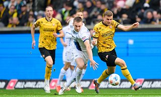 Christoph Daferner (Dynamo Dresden, r.) und Tjark Scheller (SC Paderborn) kämpfen um den Ball. - Robert Michael/dpa