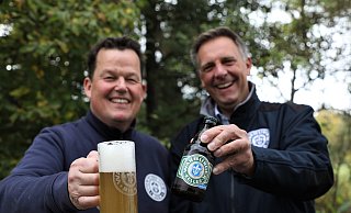 Prost auf eine gelungene Kreation: Braumeister Peter Schießl (l.) und Brauerei-Geschäftsführer Franz-Axel Kohlschein mit dem neuen Bier, das ab sofort im Markt erhältlich ist. - Simone Flörke