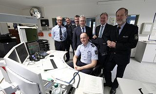Axel Böker (v. l.), Volker Lippert, Kreisbrandmeister Bernd Kröger, Landrat Jürgen Müller, Ingo Wenge (sitzend), Bürgermeister Wolfgang Koch und Polizeichef Dirk Zühlke. - GERALD DUNKEL