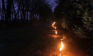 In der gesamten Eichholzsiedlung in Vlotho-Exter wurden Fackeln als Zeichen des Protestes aufgestellt. - Wiebke Wellnitz