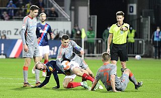 SCP-Kapitän Ron Schallenberg, der hier vor dem Kieler Joshua Mees an den Ball kommt, trug sich am Freitag in die Torschützenliste ein. Und auch Teamkollege Maximilian Thalhammer (l.) traf beim Paderborner 4:3-Erfolg. - Imago Images