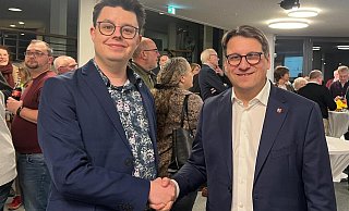Fabian Golanowsky (SPD) und Oliver Vogt (CDU) beim fairen Shakehands im Kreishaus. - Kirsten Tirre