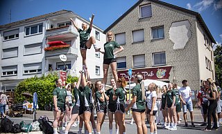 Die Wildcats führen auf der gesamten Ziegelstraße ihre Akrobatik vor, die Zuschauer sind begeistert. - Felix Boche