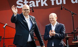 Bremens Andreas Bovenschulte (l) erhält Wahlkampfunterstützung von Bundeskanzler Olaf Scholz. - Sina Schuldt/dpa