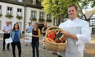 Dominique Kirchhoff vom Restaurant "Heimatliebe" in Amelunxen (im Vordergrund) wird beim ersten Beverunger Feierabendmarkt Burger für die Besucher braten. Zum Organisationsteam gehören Vera Prenzel und Julia Knipping (Mitte v.l.). Auf die Premiere am 25. September freuen sich auch Hubertus Grimm (hinten v. l.), Sebastian Kübler und Hartmut Zenker. - Manuela Puls