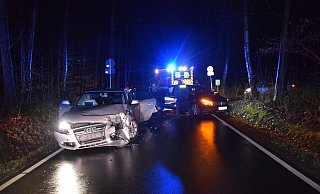 Beide Autos wurden bei dem Abbiegeunfall sehr stark beschädigt.
