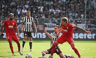 Im Zweikampf: Kristijan Jaki? vom FC Augsburg (r) und St. Paulis James Sands. - Christian Charisius/dpa