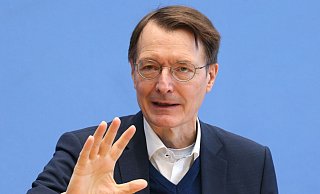 In einer Pressekonferenz des Robert Koch-Instituts beantwortet Bundesgesundheitsminister Karl Lauterbach (SPD) Fragen zum Infektionsgeschehen in der Corona-Pandemie. - Foto: Wolfgang Kumm/dpa