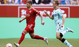 SCP-Verteidiger Jasper van der Werff (r.) zieht im Laufduell gegen Dawid Kownacki den Kürzeren. Und der Düsseldorfer Stürmer netzt nach 79 Sekunden zum 1:0 ein. - picture alliance