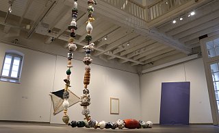 Diese Kette von Beate Höing ist das größte Einzelwerk in der Ausstellung. - Holger Kosbab