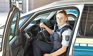 Polizeikommissarin Jennifer Smith (25) versucht, trotz erhöhtem Risiko im Job und vielen Einschränkungen möglichst viel Normalität im Leben zu behalten. - Polizei Höxter