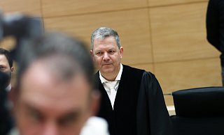 Die vierte große Strafkammer des Landgerichts Bielefeld um den Vorsitzenden Richter Carsten Glashörster entschied, dass der angeklagte Syrer in U-Haft bleiben muss. - Alex Lehn (MT)