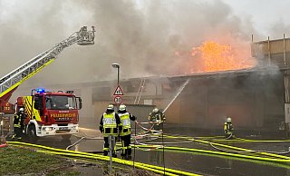 Mehr als 100 Einsatzkräfte der Feuerwehren Bad Wünnenberg, Borchen und Delbrück waren bei einem Großbrand bei dem Treppenhersteller Hegers in Bad Wünnenberg im Einsatz. - Ralph Meyer