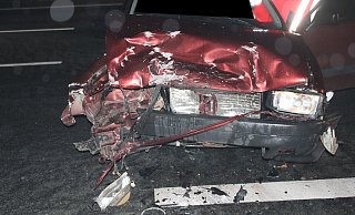 Große Teile der Front des Audis wurden durch die Kollision zerstört. Gleiches gilt auch für den Fiat. - Polizei Minden-Lübbecke
