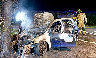 In einer Rechtskurve kommt der mit zwei Personen besetzte VW Golf nach links von der Fahrbahn ab. Nach dem Aufprall an dem Straßenbaum fängt der Wagen Feuer. - Ralph Meyer