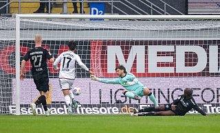 Nürnbergs Jens Castrop (2.v.l) erzielt das Tor zur 1:0-Führung. - David Inderlied/dpa