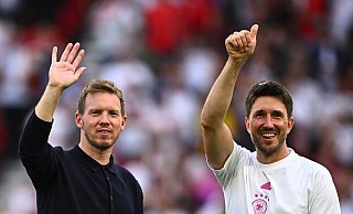 Bundestrainer Julian Nagelsmann (l.) und sein Co-Trainer Benjamin Glück winken ihren Familien zu. - Tom Weller/dpa