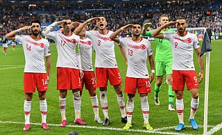 Spieler der türkischen Nationalmannschaft salutieren nach dem Torjubel. Der Vorsitzende des Paderborner Integrationsrates verteidigt das.  - picture alliance