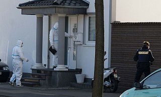 In voller Schutzmontur warten Mitarbeiter des Gesundheitsamtes darauf, die schlechte Botschaft zu überbringen. - Christian Mathiesen