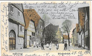 Geschrieben am 27. Dezember 1906: Die Postkarte zeigt eine Ansicht der Mönchstraße mit dem Hotel Wartburg (hinten links), dessen gebliche Klinker einst aus "Wiedenbrücker Kitt" gebrannt wurden. - Archiv Jochen Sänger
